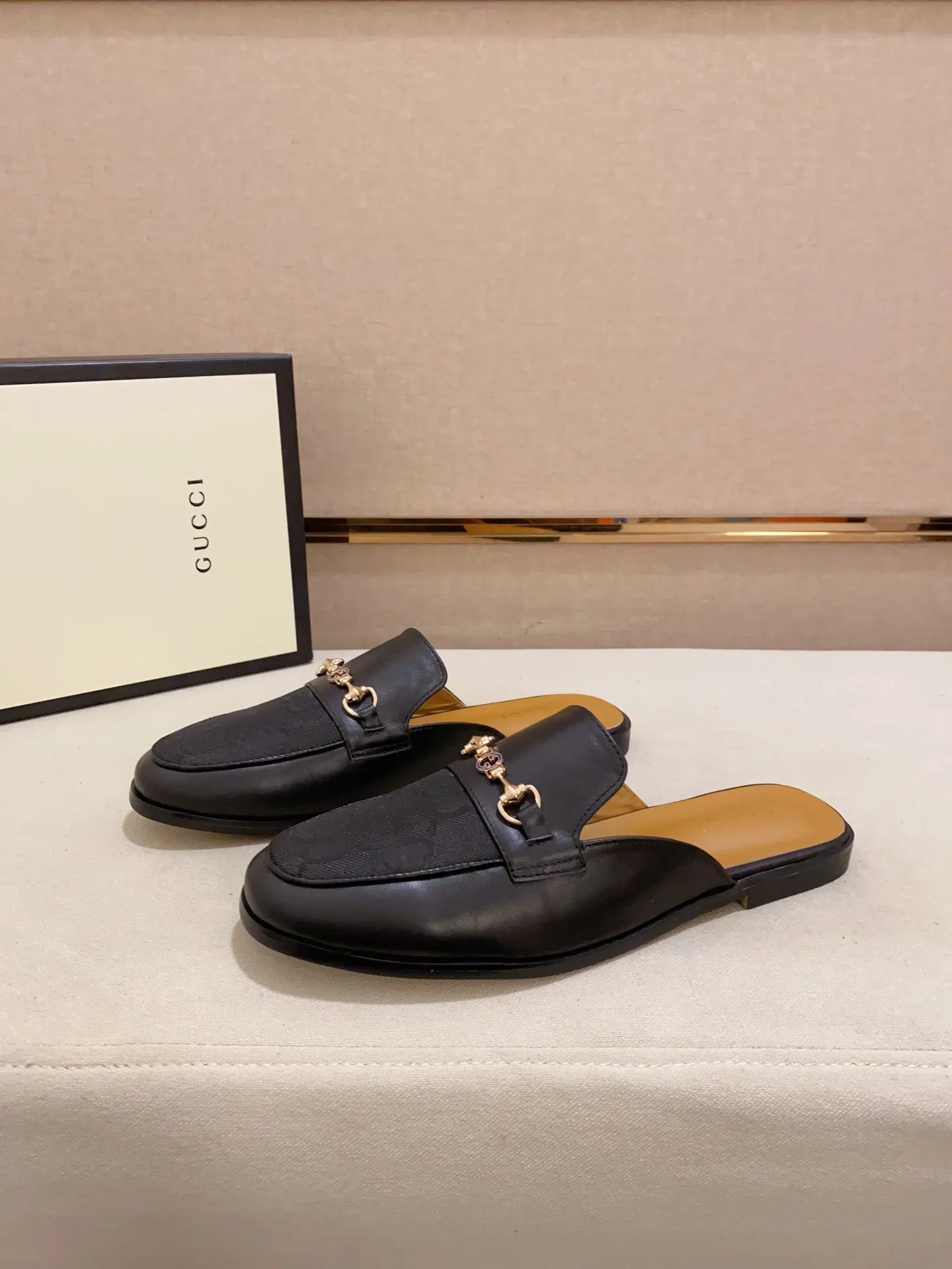 Men's shoes 💰: 380💰 (Gucci). The latest trendy shoes, casual Baotou mops, popular in physical stores, sizes 38-44. New and comfortable, imported custom-made original cowhide, with unique sequin element design. With sheepskin lining, original bottom, high-end packaging and high quality💪Details determine the quality, you can enter and leave the counter at will, welcome to compare!